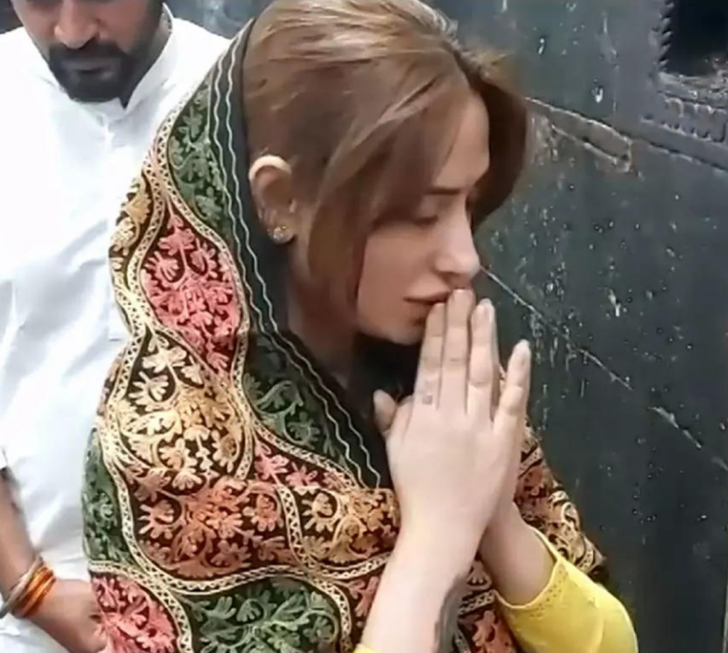 mahira sharma praying